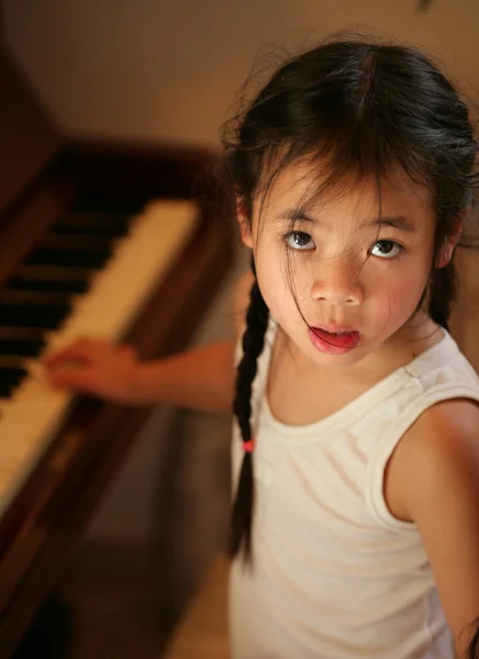 Profil dítěte na klavír — Stock fotografie
