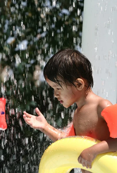 Barn og vann – stockfoto