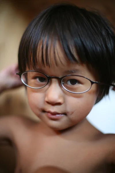 Девочка и очки — стоковое фото