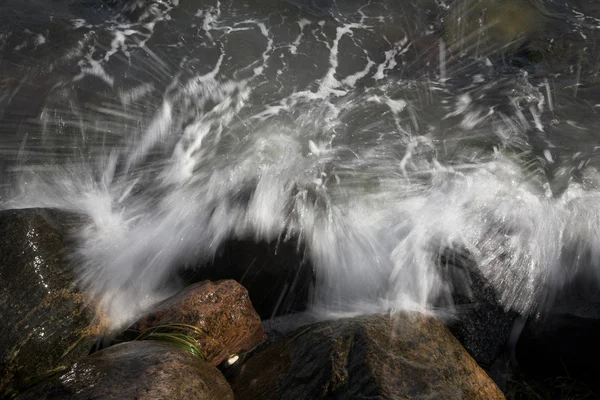 Брызги воды на скалах — стоковое фото