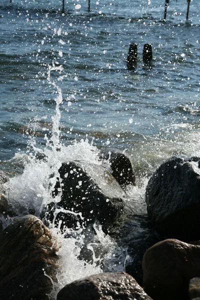 Salpicos de água nas rochas — Fotografia de Stock