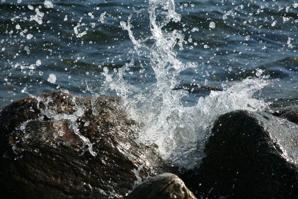 Voda stříkající na skalách — Stock fotografie