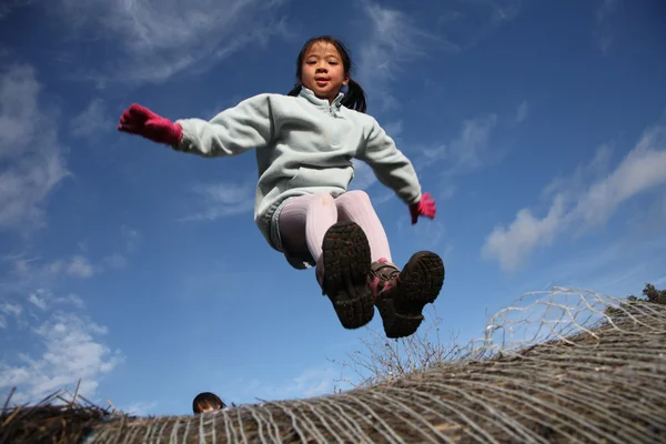 Šťastné dítě skok — Stock fotografie