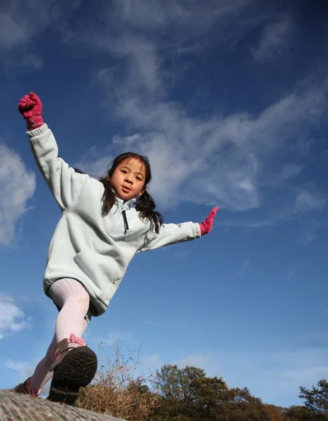 Счастливый детский прыжок — стоковое фото