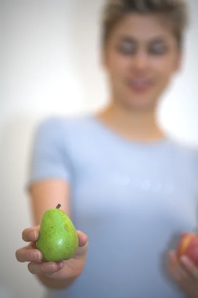 Žena hrušky a jablka — Stock fotografie