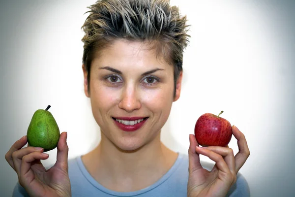 Žena hrušky a jablka — Stock fotografie
