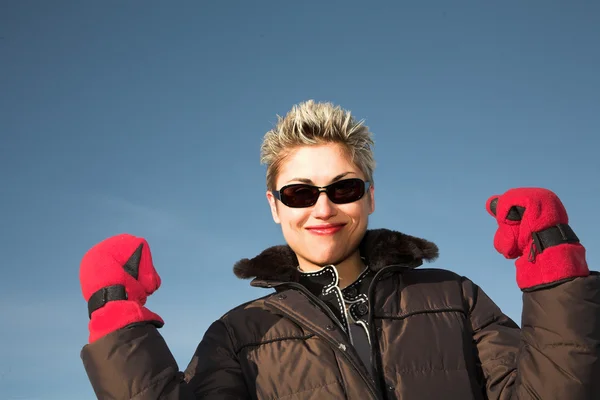 Kvinna med röda handskar — Stockfoto