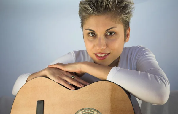 Woman and guitar — Stock Photo, Image