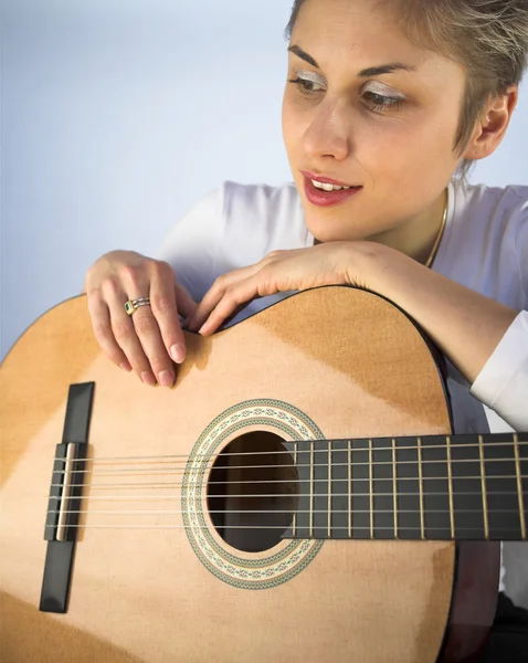 Woman and guitar — Stock Photo, Image