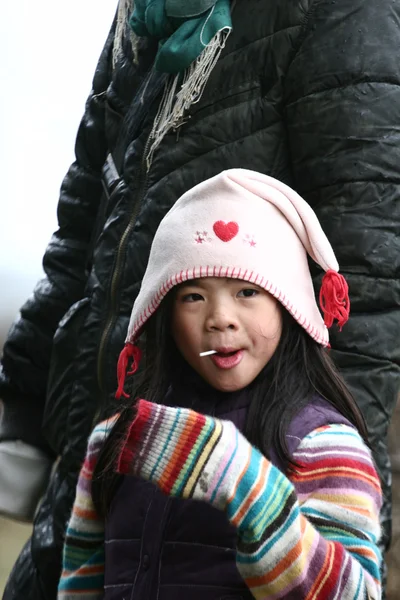 Симпатичный ребенок в шляпе — стоковое фото