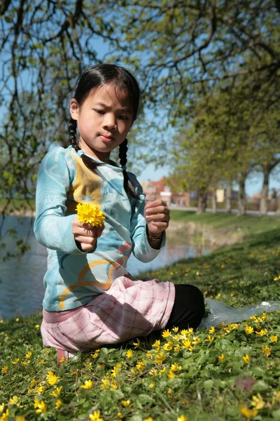 Barn i blomma — Stockfoto