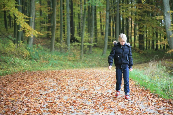 Bambino all'aperto nella foresta — Foto Stock