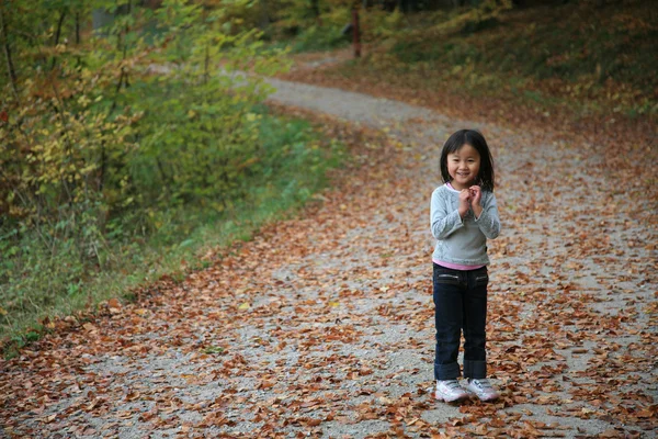 Criança ao ar livre na floresta — Fotografia de Stock