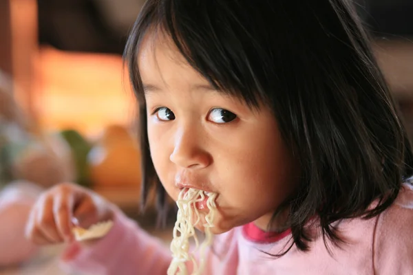 Niños comiendo —  Fotos de Stock