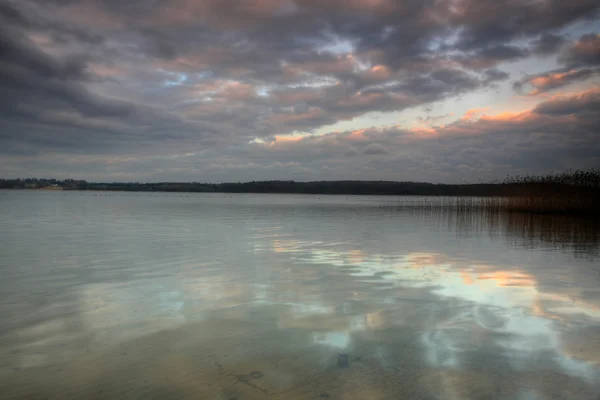 Jezero za soumraku — Stock fotografie