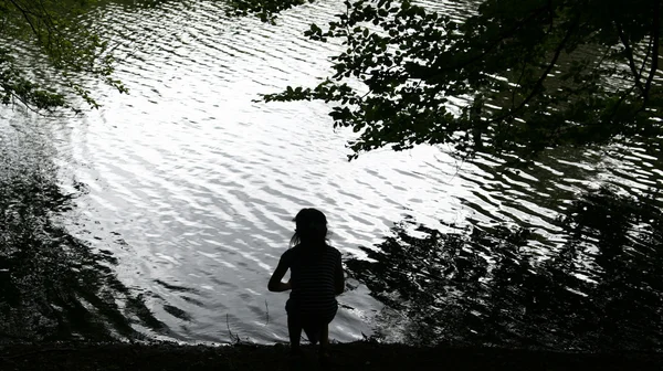 Kind und Wasser — Stockfoto