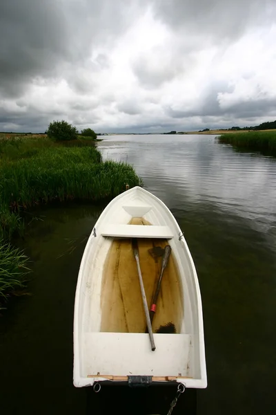 Boot op een meer — Stockfoto