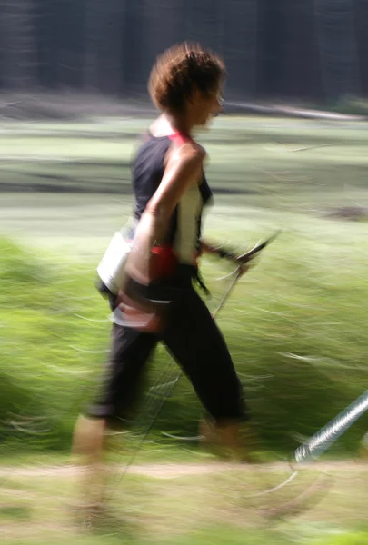 산책 훈련fiatal tizenéves lány állt, és megmutatja neki üres zsebbel — 스톡 사진