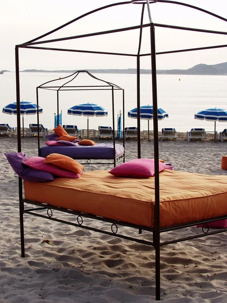 Кровать на пляже — стоковое фото