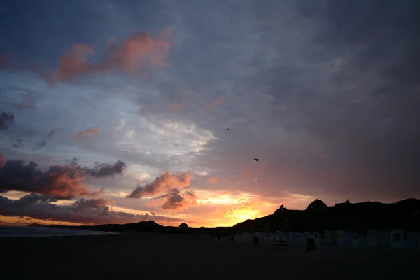 Zonsondergang aan het strand — Stockfoto