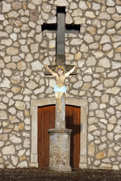Crocifisso davanti ad una cappella — Foto Stock