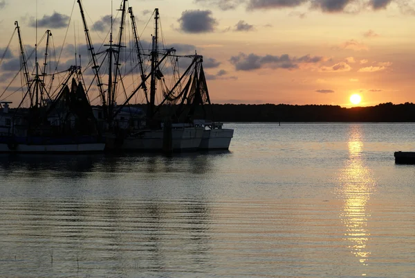 Bateaux crevettes au coucher du soleil — Photo