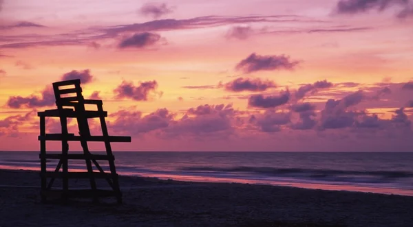 Cadeira salva-vidas ao nascer do sol — Fotografia de Stock