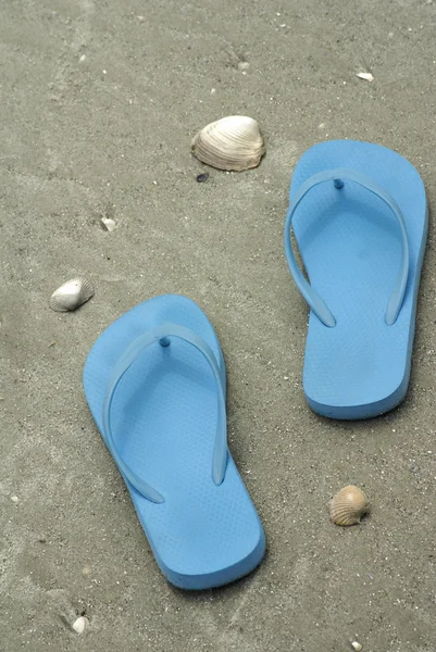 Chanclas azules en la playa — Foto de Stock