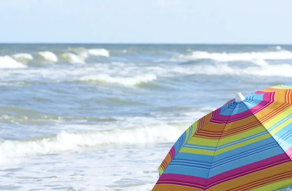 Guarda-chuva de praia e oceano — Fotografia de Stock