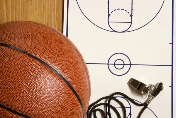 Basketbal, píšťalku a prázdné schránky — Stock fotografie