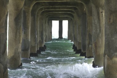 dalgalar altında pier peyzaj