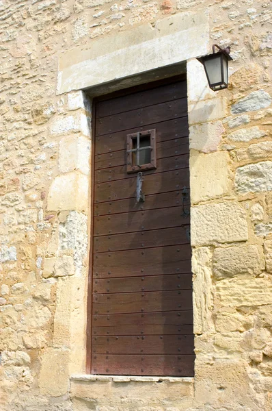 Oude deur in het dorp van castelnaud — Stockfoto