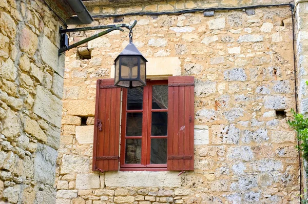 Oude venster in het dorp van castelnaud — Stockfoto