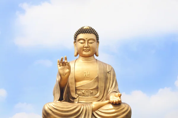Buddha ve gökyüzü Stok Fotoğraf