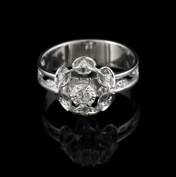 Серебряное кольцо с алмазом — стоковое фото