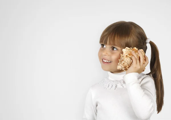 小さな女の子は電話の通話をシミュレートします。 — ストック写真