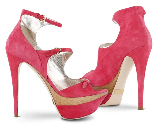 Красные женские туфли изолированы на белом — стоковое фото