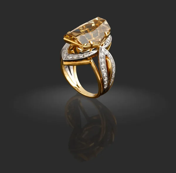 Золотое кольцо с бриллиантами и драгоценностями — стоковое фото
