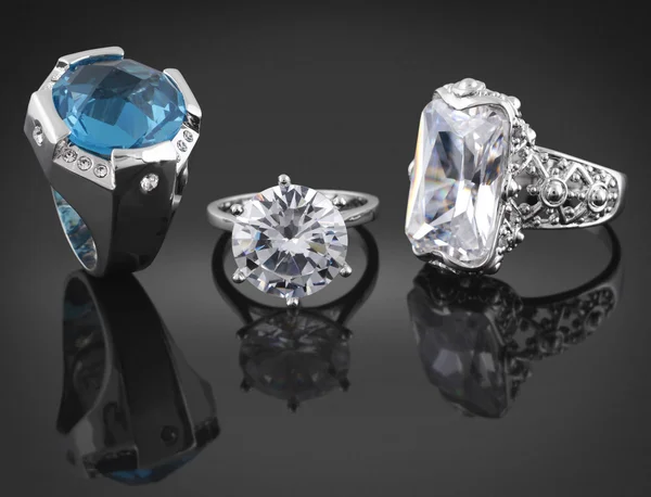 Anéis com diamantes em preto — Fotografia de Stock