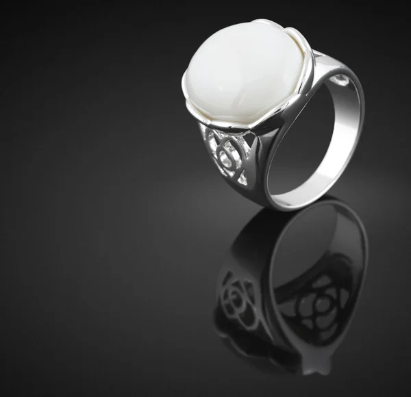 Кольцо с белым камнем — стоковое фото