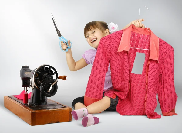 바느질 하는 소녀 — 스톡 사진