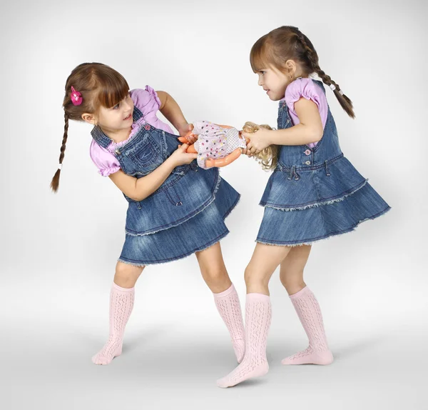 Kleine twin meisjes vechten — Stockfoto