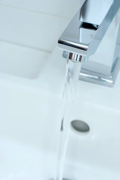 Chrome tap water — Stockfoto