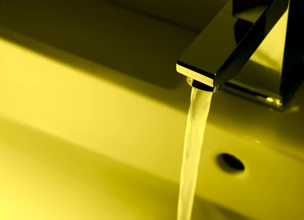 Chrome leidingwater in geel — Stockfoto