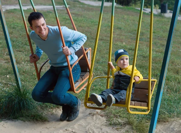 Vater und Sohn auf einer Schaukel — Stockfoto