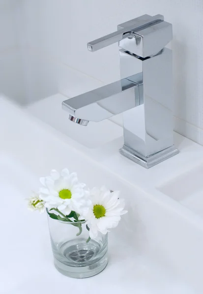 Chrome tap water and flower — Stockfoto