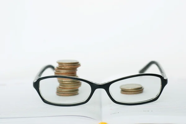 Glasses and coins — Stock Photo, Image