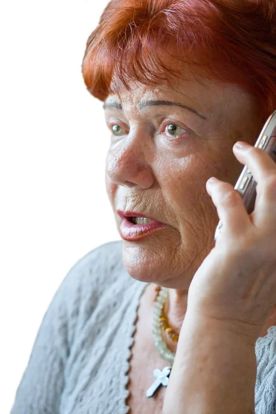 Налякана старша жінка з мобільним телефоном — стокове фото
