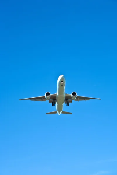 Vliegtuigen in landing aanpak — Stockfoto