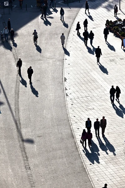 Прогулка по улице с длинными тенями — стоковое фото